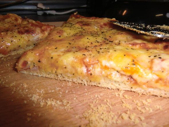Pizza aufgeschnitten - (Frauen, Männer, Essen)