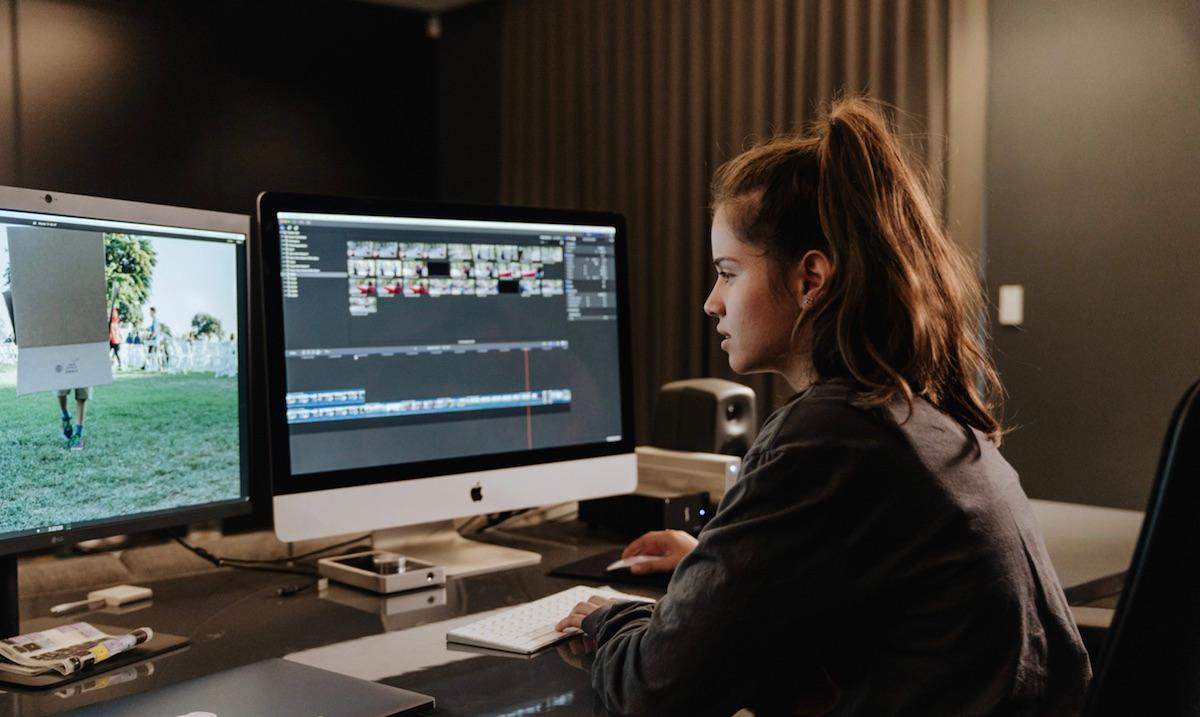 Finden Männer Frauen attraktiv die sich mit Computer auskennen? (Liebe, Mädchen, Sex)