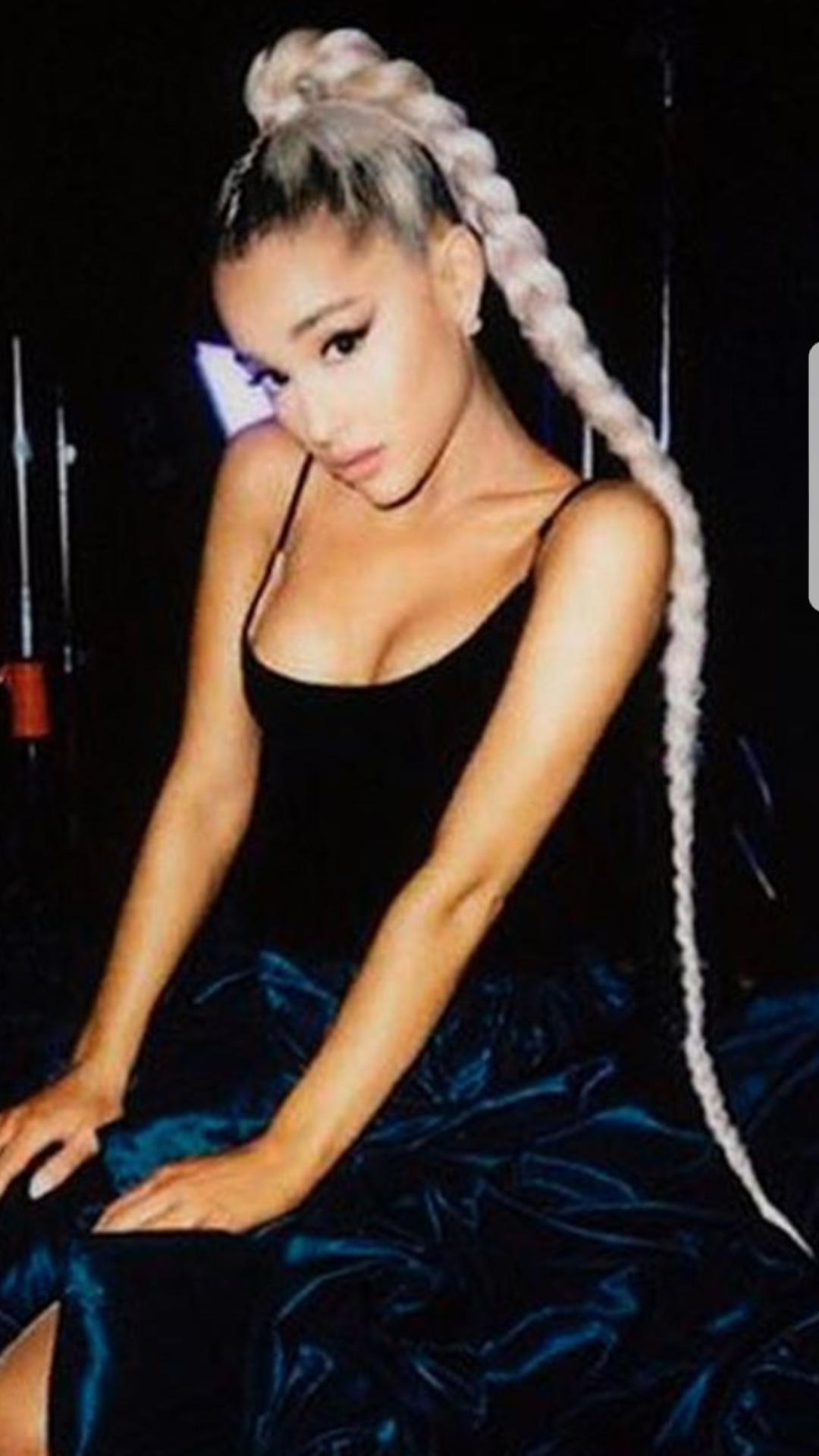 Findet ihr Ariana Grande mit hellblonden Haaren schöner