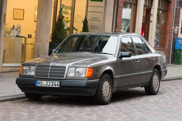 Findet ihr auch das die alten Mercedes aussehen wie so Opa-Autos?