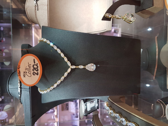 - (Liebe, Schmuck)