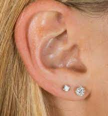 Findet ihr, dass zwei Ohrlöcher pro Ohr plus Ohrringe bei Frauen seriös aussehen?