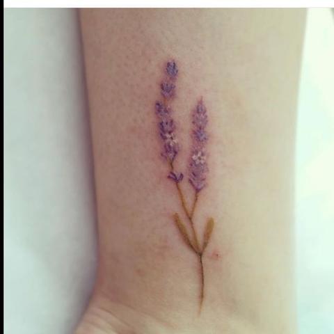 Wie findet ihr dieses Lavendel Tatto nur am handgelenk seitlich? - (Tattoo, Lavendel)