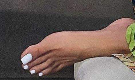 Findet ihr es hässlich wenn der zweite Zehen länger ist länger ist, als der "Grosse" Zehen bei Frauen?