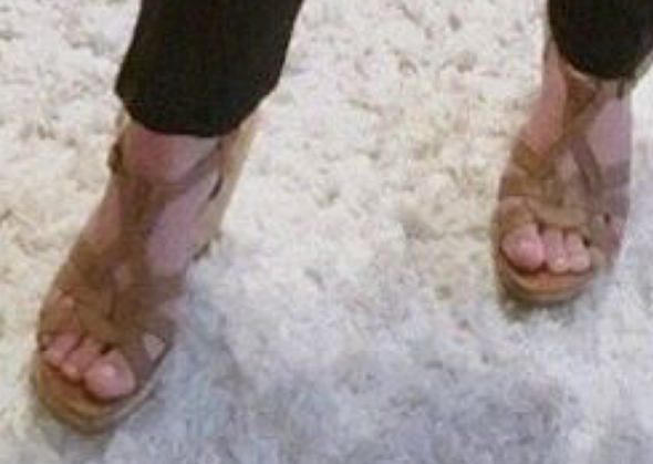 Findet ihr ihre Füße auf dem Bild schön?