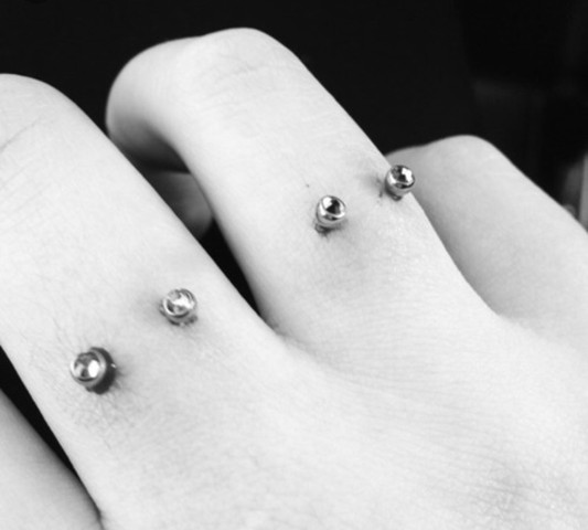 surface piercing am finger  - (Piercing, Tattoo, Schmuck)