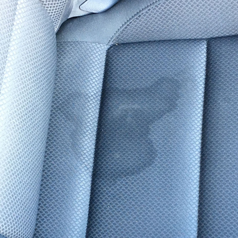Irgendwas ist mir auf dem
Sitz ausgelaufen glaube Eistee aus dem Rucksack.. - (Auto, sitzen, Schmutz)