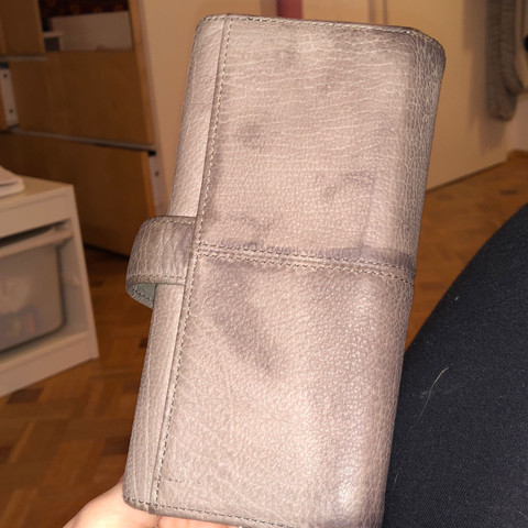 Flecken Auf Leder Bild Wie Bekomme Ich Das Weg Pflege Schmutz Portemonnaie Flecken Auf Leder Bild Wie Bekomme Ich Das Weg Pflege Schmutz Portemonnaie