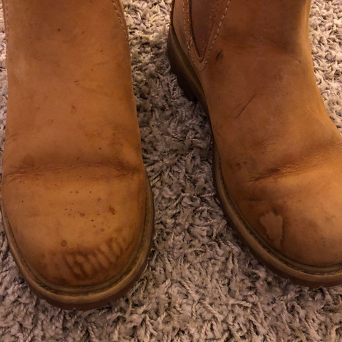 An dem rechten Schuh sind die Flecken auch irgendwie gestreift - (Schuhe, Flecken, Reinigung)