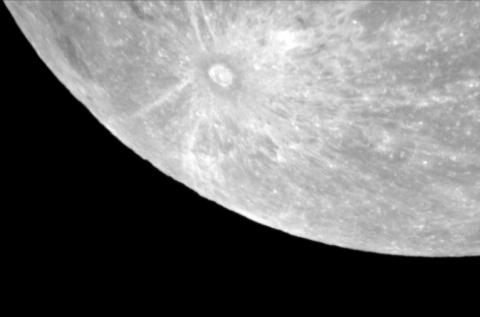 Flimmert der Mond beim Blick ins Teleskop nur wegen der Atmosphäre oder hat das auch andere Gründe?