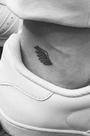 Flügel tattoo nacken männer
