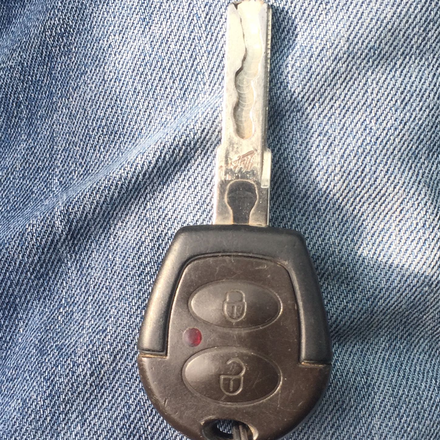 Folgendes Bei Meinem Seat Schlussel Hat Vor Kurzem Die Kleine Rote Lampe Dauerhaft Geleuchtet Und Ich Konnte Das Auto Mit Den Knopfen Nicht Mehr Offnen Batterie Autoschlussel Leon