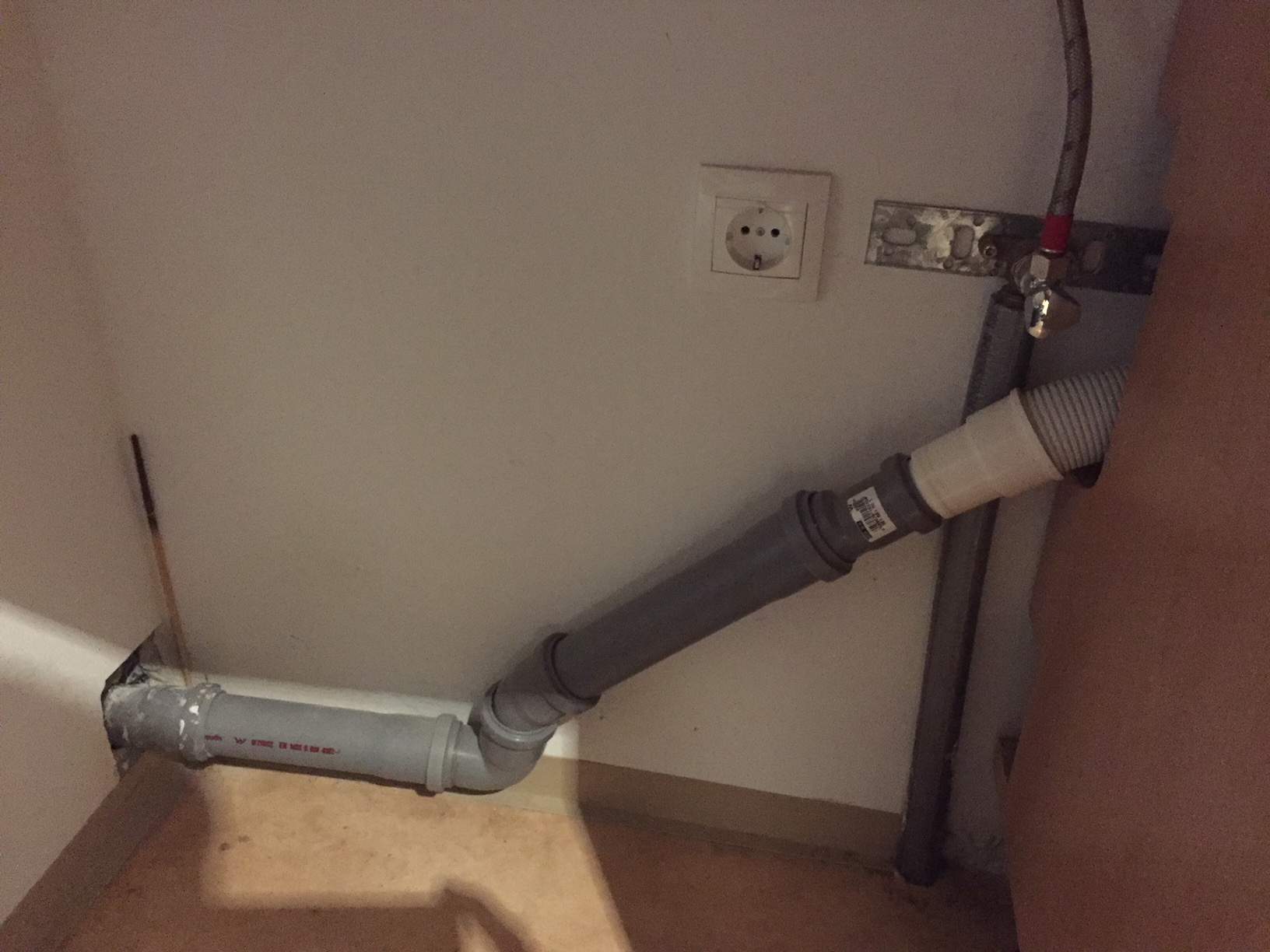 (Foto) Kann ich an diese Küchenwand mit Abflussrohr - an der schon eine ...