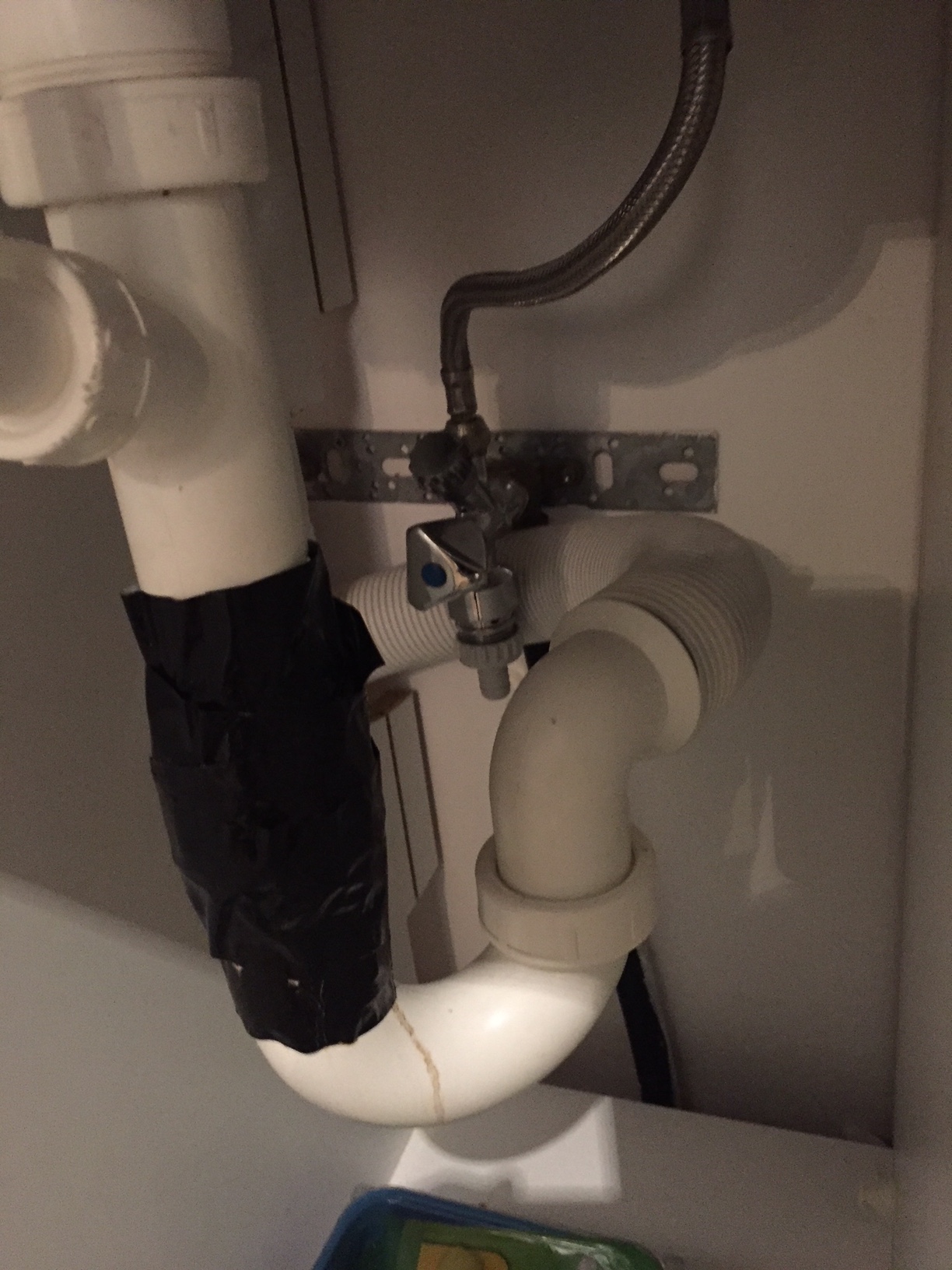 (Foto) Kann ich an diese Küchenwand mit Abflussrohr - an der schon eine