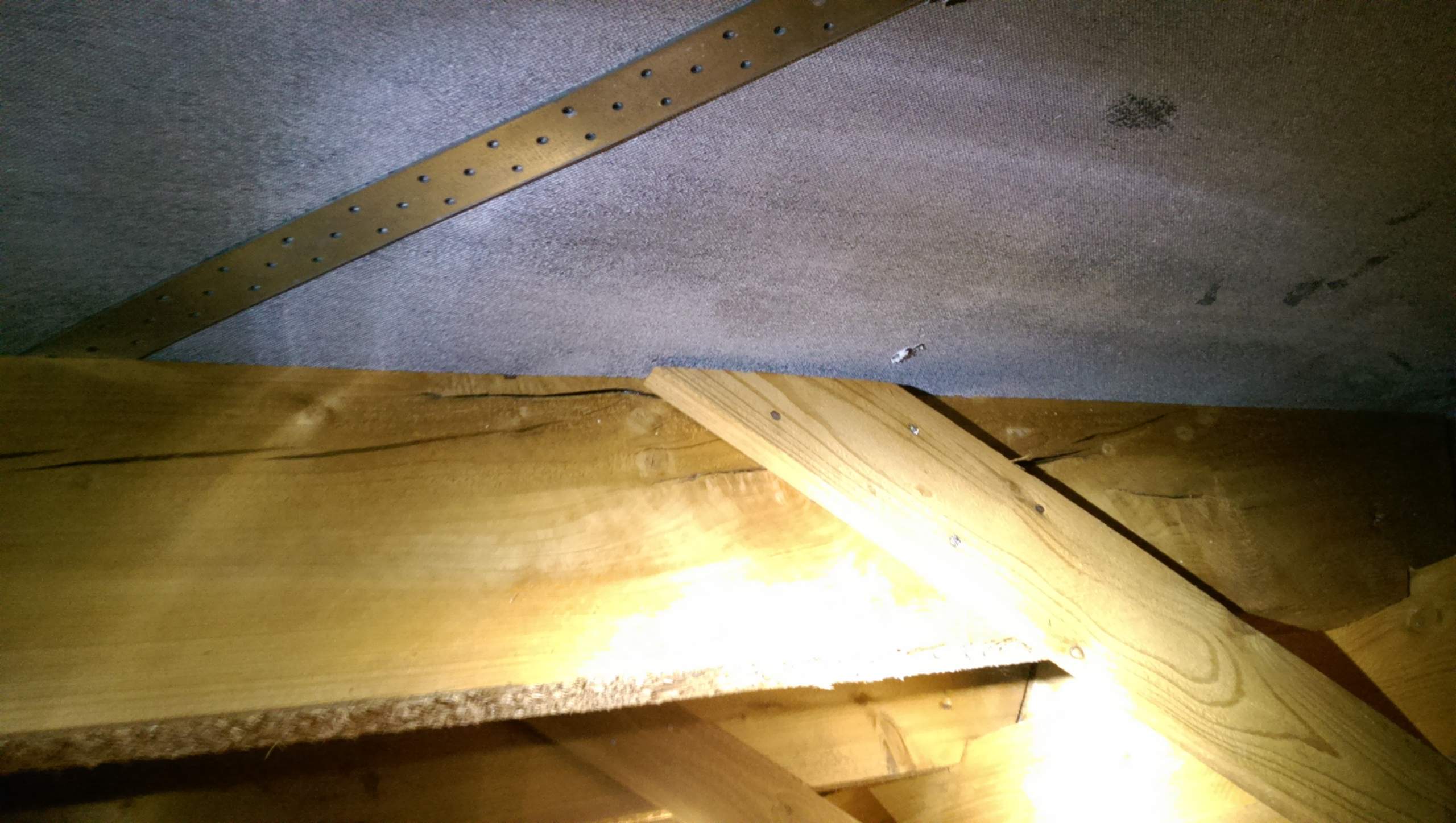 Frage an Zimmermänner (der Dachboden wird vom Dach gedrückt)? (sparen