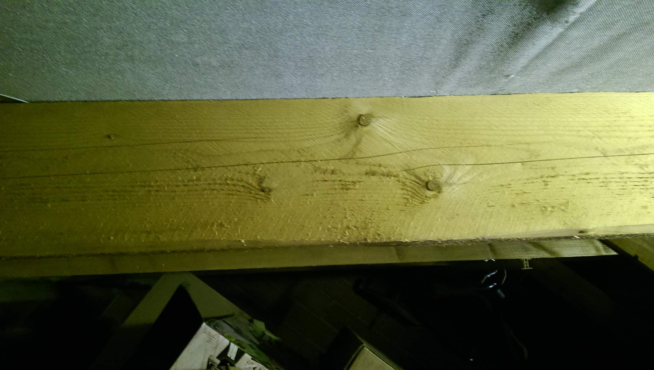 Frage an Zimmermänner (der Dachboden wird vom Dach gedrückt)? (sparen