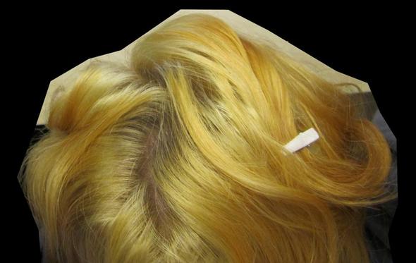 - (Haare, Friseur, Haarfarbe)