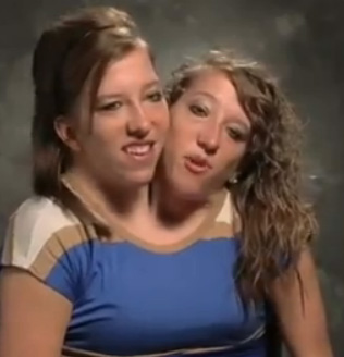 Frau mit zwei Köpfen, bzw. zwei Frauen in einem Körper. Bin total