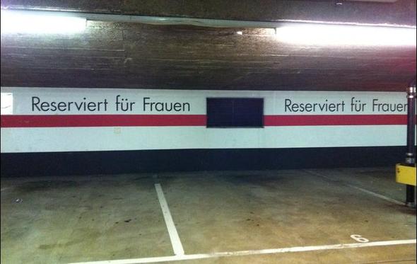 parkplatz - (Frauen, Parkplatz)