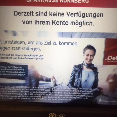 Bild vom Automaten an der Sparkasse. Soll sein Konto momentan aussehen.  - (Geld, Freunde, Schulden)