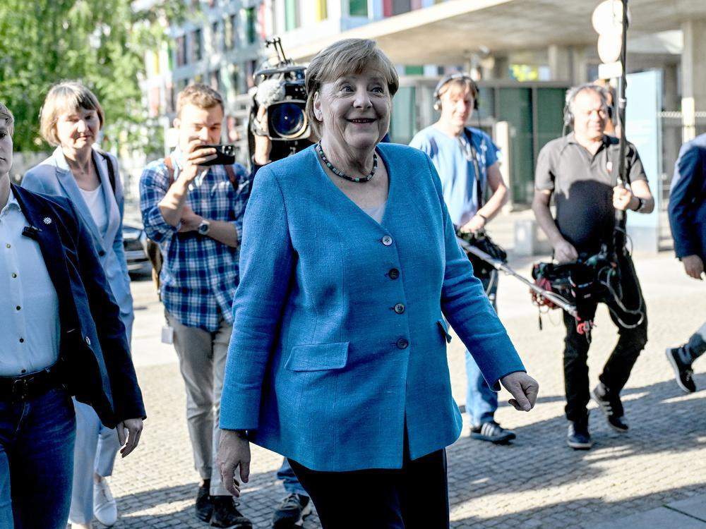 Freut ihr Euch das Angela Merkel keine Freundschaft mit Jeffrey Epstein ...