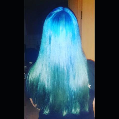 blaue haare mit schwarz blau