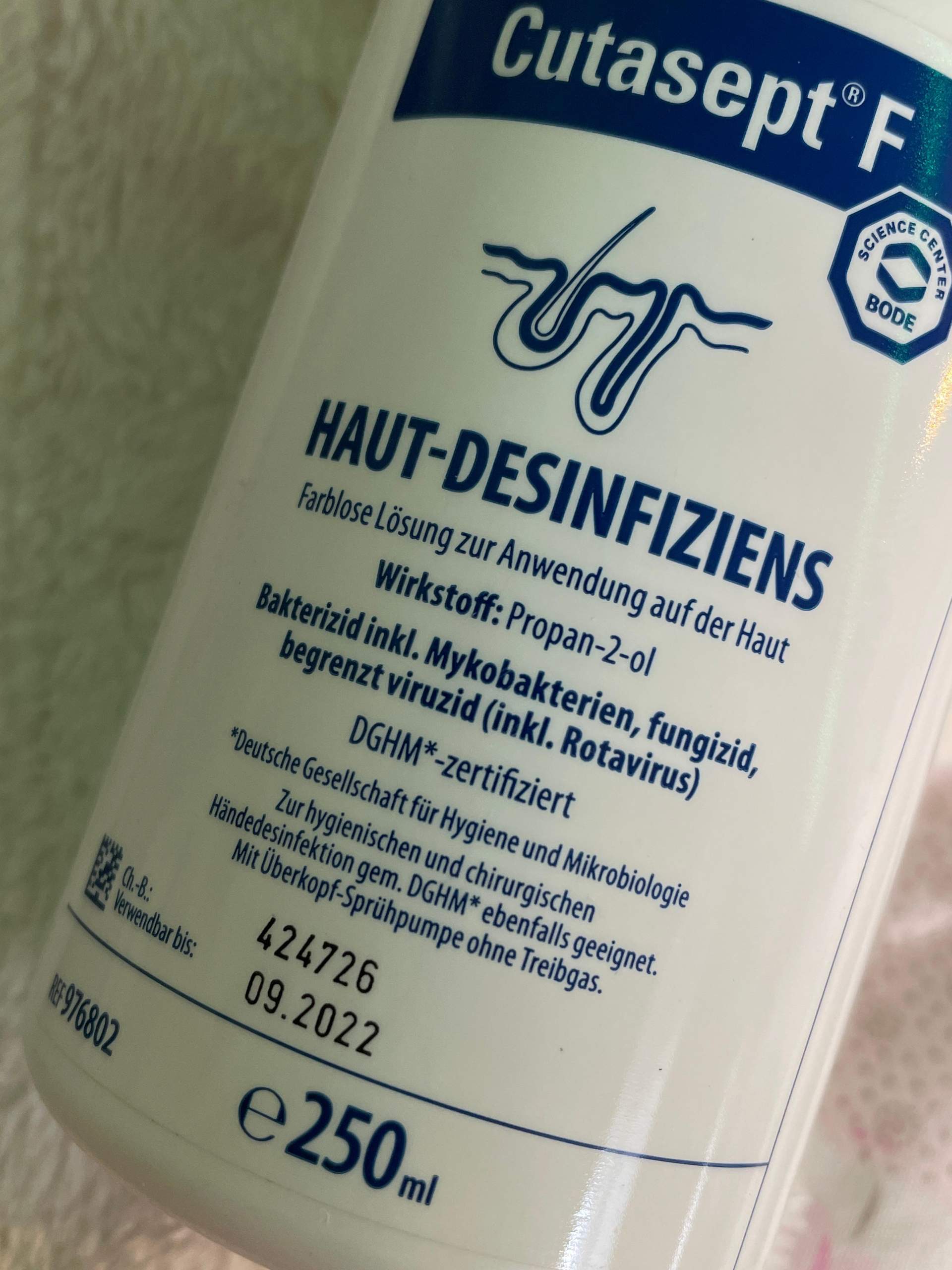 Frisch gestochenes Ohrloch mit. Cutasept desinfizieren? (Piercing)