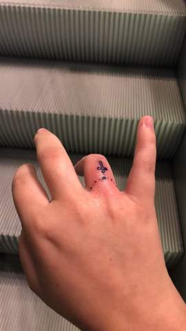 Frisches Finger Tattoo Wie Schlafen Gesundheit Und Medizin Frisches Finger Tattoo Wie Schlafen Gesundheit Und Medizin