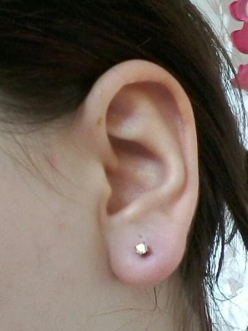 Frischgestochenes Ohrloch Verletzt Und Evtl Entzundet Ohr Entzundung Behandeln Frischgestochenes Ohrloch Verletzt Und Evtl Entzundet Ohr Entzundung Behandeln