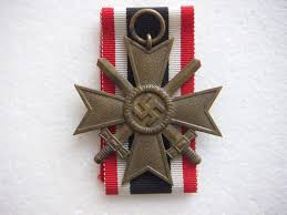 Für was erhielte man das Kriegsverdienstkreuz mit Schwertern 2.Klasse aus dem Jahre 1939?