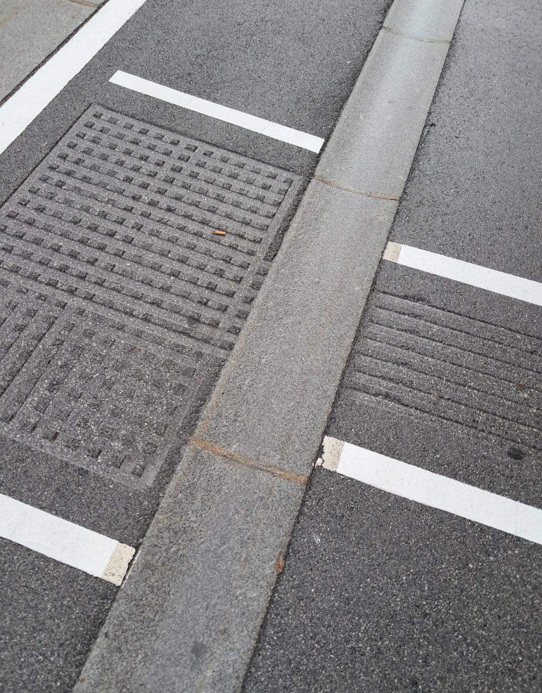 Für was sind diese Kerben auf der Bürgerstiege? (Stadt, Straßenverkehr ...