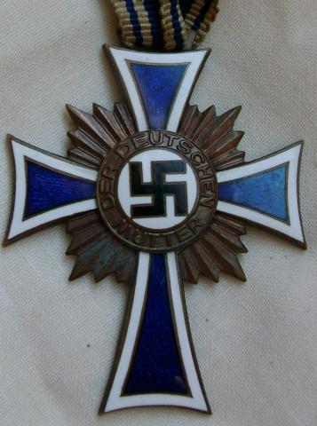 Megaprügel tief im Hals der blonden deutschen Mutter Megaprügel tief im Hals der blonden deutschen Mutter