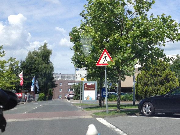 Zeichen 133 mit Fußgängerfurt - (Verkehr, Straßenverkehrsordnung, Fußgänger)