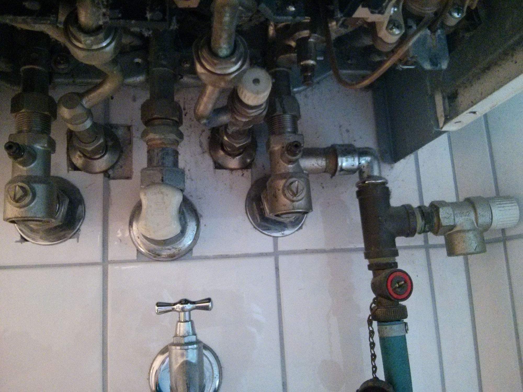 Gastherme Druck zu niedrig/Wasser nachfüllen (Reparatur, Heizung, Wärme)