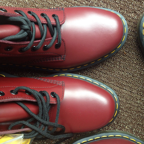 Unterschiedliche Rot-Töne - (Schuhe, Fälschung, Dr Martens)