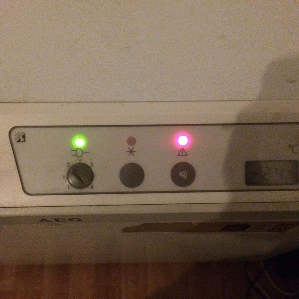 Gefriertruhe Kühlschrank pippt und blinkt Rot? (Elektronik, Elektrik,  Elektrotechnik)