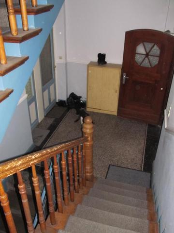 Die Tür trennt Treppenhaus und Vorraum - Thema "Ästhetik", der Schuhschrank - (Mietrecht, Brandschutz, Treppenhaus)
