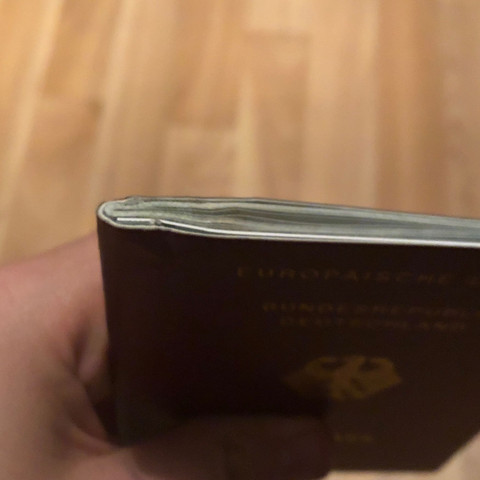 Hier sieht man die geknitterten Seiten - (Reisepass, Pass, beschädigt)