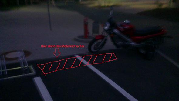 Das Motorrad stand vorher direkt neben dem Fahrrad Ständer. - (Recht, Arbeit, Gesetz)