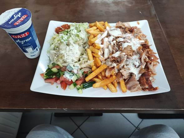 Gerade diesen Mächtigen Dönerteller mit Fleisch, Pommes und Salat für 9