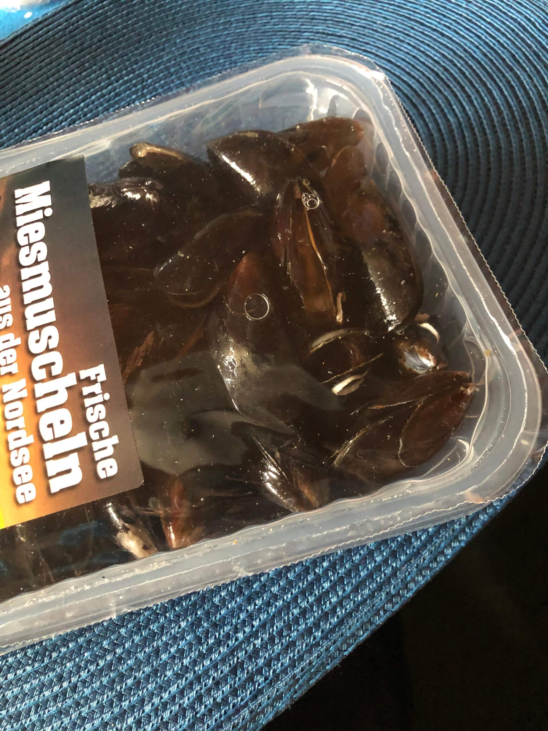 Geschweißte frische Miesmuscheln gebläht und geöffnet? (Essen, Fische ... Geschweißte frische Miesmuscheln gebläht und geöffnet? (Essen, Fische ...