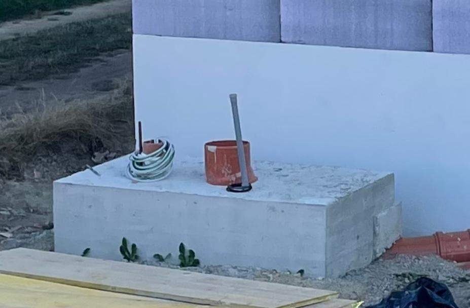 Gesetztes Fundament wieder gerade bekommen? (bauen, Bau, Beton) Gesetztes Fundament wieder gerade bekommen? (bauen, Bau, Beton)