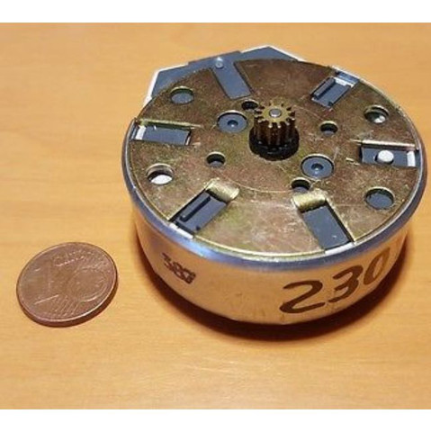 Der Motor mit Zahnrad - (Elektronik, Motor, Mechanik)