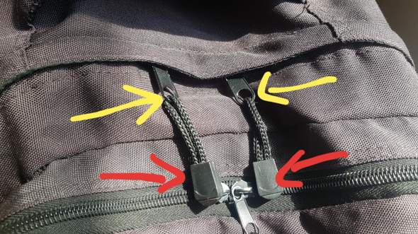 Gibt es Clip Verschlüsse oder andere Möglichkeiten, damit der Rucksack Reißverschluss nicht aufgeht, wenn er voll gepackt ist?