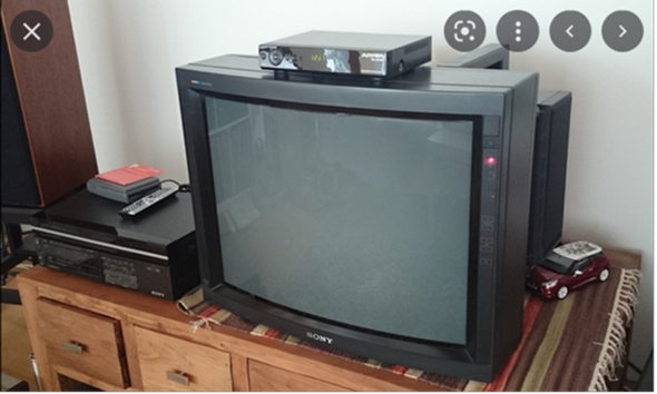 Gibt es noch Leute die so einen Fernseher benützen?