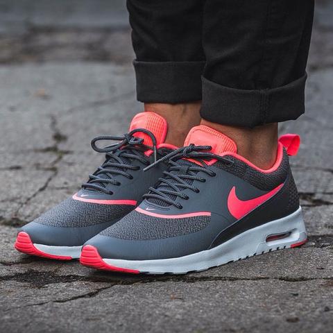 Das sind die Nike air Max Thea in grau pink  - (Kleidung, Schuhe, Style)