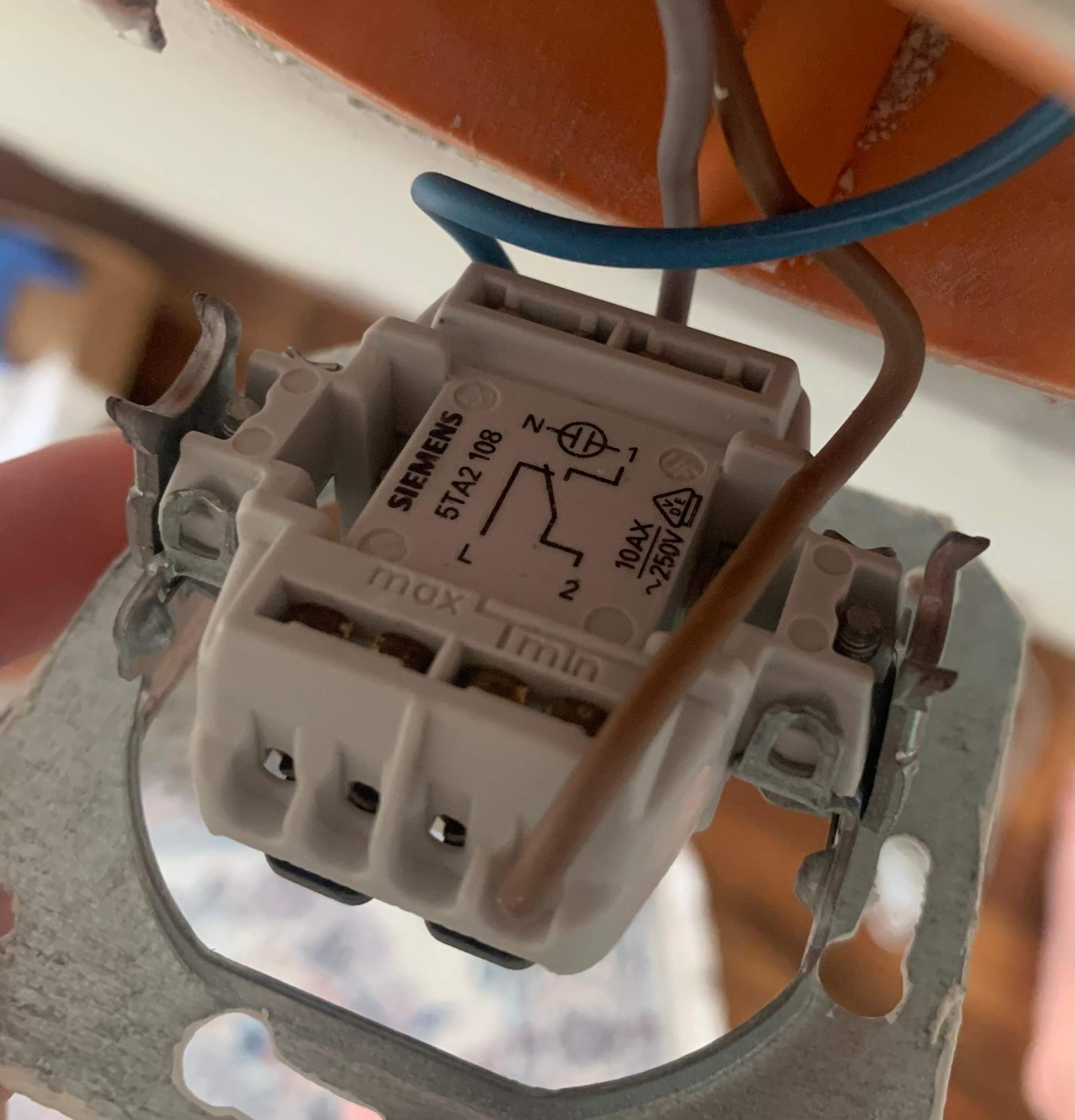 Gira Universal Wechselschalter mit Kontrollampe anschließen? (Strom