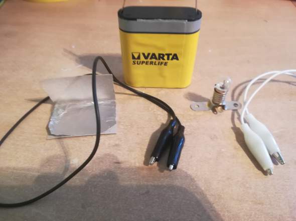 Glühbirne mit batterie zum leuchten bringen Glühbirne mit batterie zum leuchten bringen