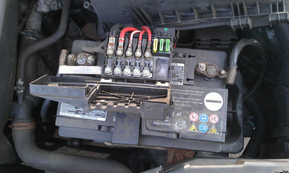 Bateria Volkswagen Golf Golf 4 Plastik Teil auf der batterie? (Auto, Audio, Tuning)