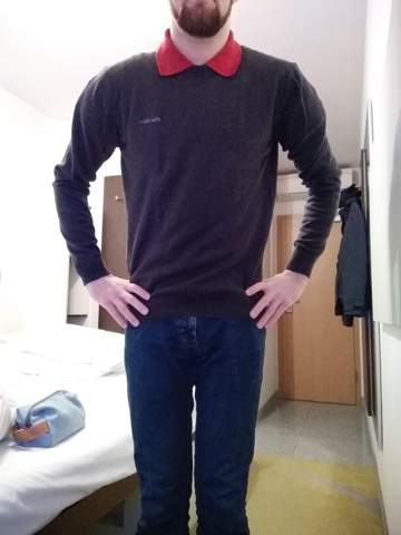 Grauer Pullover zu einem roten Poloshirt?